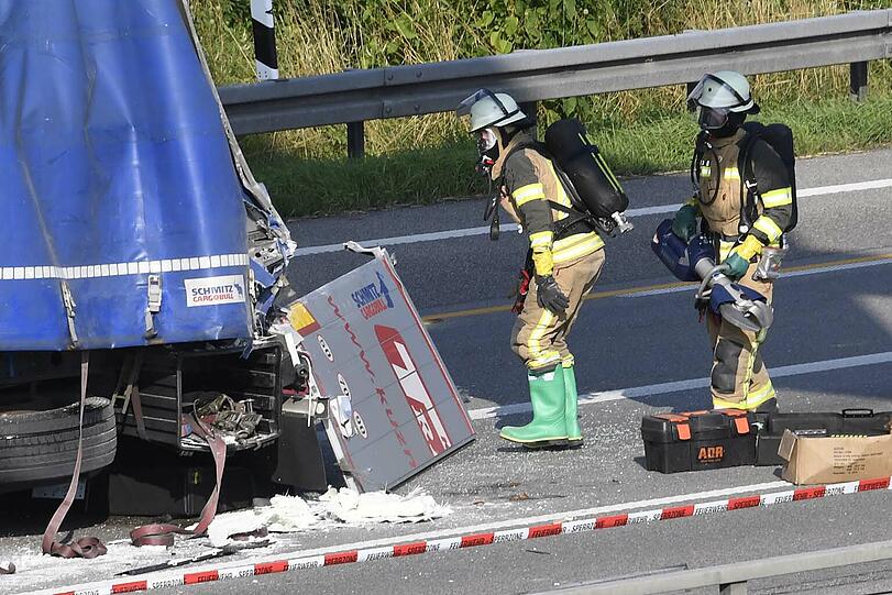 Einatzkräfte der Feuerwehr am beschädigten Sattelzug.