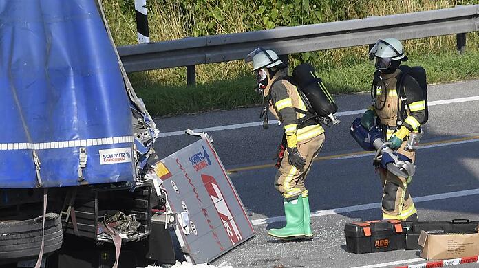 Einatzkräfte der Feuerwehr am beschädigten Sattelzug.