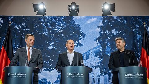 Robert Habeck (l-r), Olaf Scholz und Christian Lindner bei der Pressekonferenz nach der Klausurtagung.