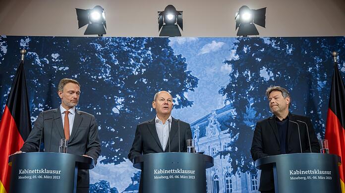 Robert Habeck (l-r), Olaf Scholz und Christian Lindner bei der Pressekonferenz nach der Klausurtagung.