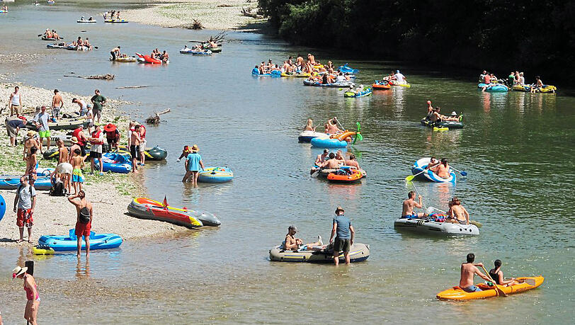 Eine Fahrt im Schlauchboot oder im Kajak auf der Isar ist eine Gaudi, allerdings sollte man mit Alkohol vorsichtig sein.