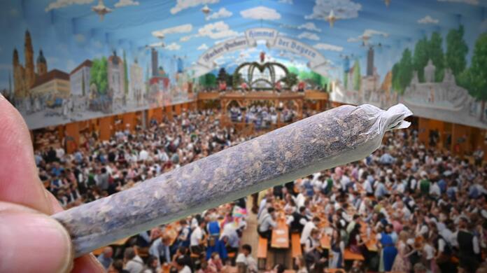Der Konsum von Cannabis ist im Wiesnzelt und auch auf anderen Volksfesten in Bayern untersagt. Wird sich das bald ändern?