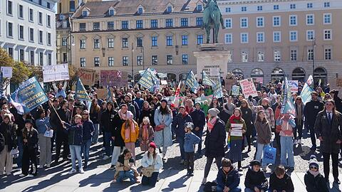 "Exen abschaffen" fordern rund 500 Schülerinnen, Schüler, Eltern und andere Erwachsene am Sonntag bei einer Demo auf dem Münchner Wittelsbacherplatz.