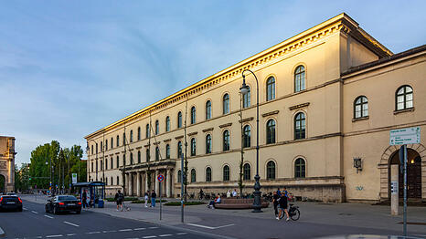 Vor 200 Jahren versetzte K&ouml;nig Ludwig I. die Ludwig-Maximilians-Universit&auml;t von Landshut nach M&uuml;nchen. Heute hat die LMU nach eigenen Angaben fast 53.000 Studenten.