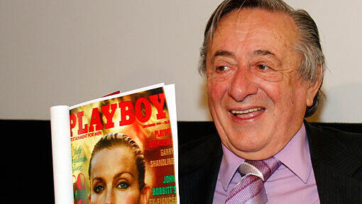 Richard Lugner mit einem Playboy-Cover von Bo Derek. Richard Lugner mit einem Playboy-Cover von Bo Derek.