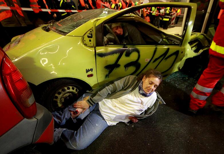 Ein schwerer Autounfall im Tunnel, klaffende Wunden, schreiende Verletzte: Rettungskräfte haben den Ernstfall im Richard-Strauss-Tunnel geprobt. Die AZ war dabei und hat den großen Übungseinsatz verfolgt.