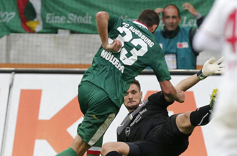 Sascha Mölders vom FC Augsburg traf das leere Tor nicht, nachdem er am letzten Sonntag den VfB-Keeper Sven Ulreich schon ausgespielt hatte.
