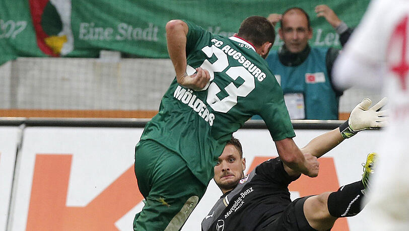 Sascha Mölders vom FC Augsburg traf das leere Tor nicht, nachdem er am letzten Sonntag den VfB-Keeper Sven Ulreich schon ausgespielt hatte. Sascha Mölders vom FC Augsburg traf das leere Tor nicht, nachdem er am letzten Sonntag den VfB-Keeper Sven Ulreich schon ausgespielt hatte.