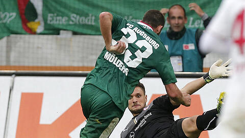 Sascha Mölders vom FC Augsburg traf das leere Tor nicht, nachdem er am letzten Sonntag den VfB-Keeper Sven Ulreich schon ausgespielt hatte.