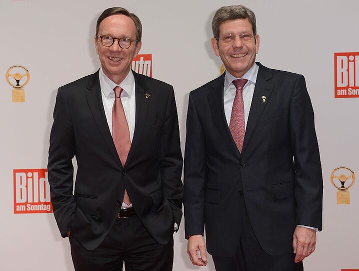Ford-Deutschland-Chef Bernhard Mattes (r) und Matthias Wissmann, Präsident des Verbandes der Automobilindustrie (VDA). Foto: Britta Pedersen
