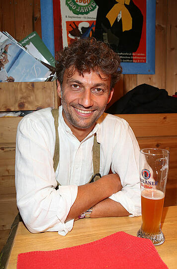Sänger Jonas Kaufmann im Weinzelt.