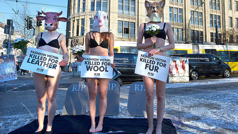 Das Motto "Modeopfer: Getötet für Pelz, Leder und Wolle" brachten die Tierschützer mit Tiermasken und Grabsteinen zur Geltung.