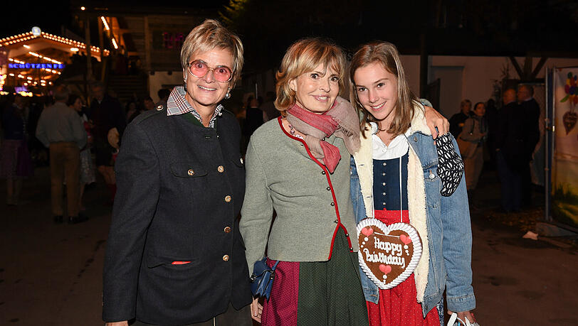 Geburtstagskind Maya Gräfin von Schönburg-Glauchau mit ihrer Tochter Carlotta und Gloria von Thurn und Taxis (links). Geburtstagskind Maya Gräfin von Schönburg-Glauchau mit ihrer Tochter Carlotta und Gloria von Thurn und Taxis (links).