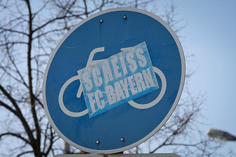 ...welcher Verein hier nicht so beliebt ist. Der FC Bayern. Manche Aufkleber sind schon recht ruppig. Zum Beispiel...