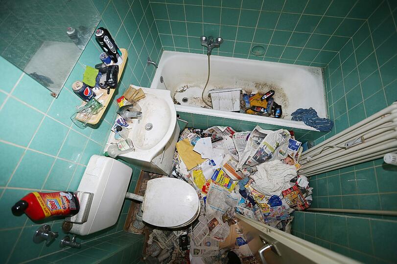 Das Bad ist voller Zeitungen - gebadet hat hier seit langem keiner mehr.