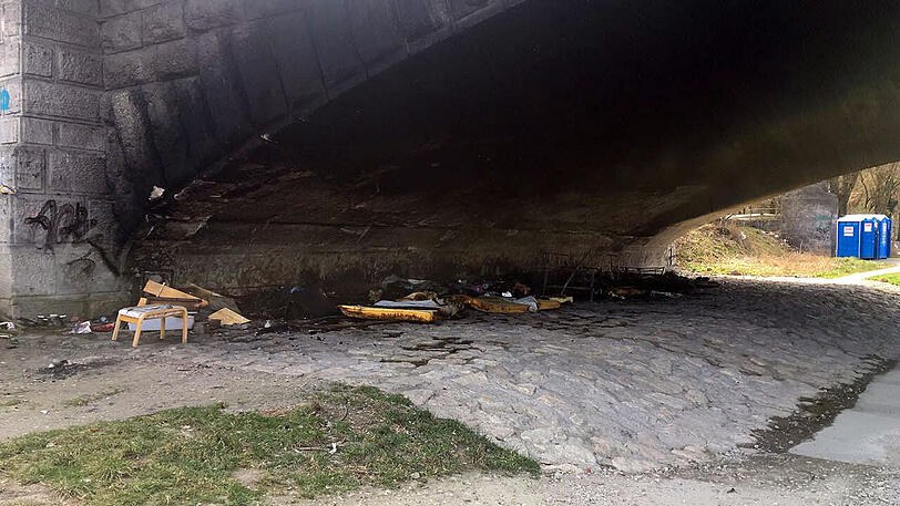 Vier obdachlose Bulgaren hatten sich unter der Reichenbachbrücke ein Lager errichtet. Dieses wurde nun Ziel eines feigen Anschlags.