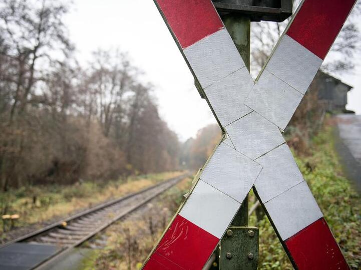 Ein Andreaskreuz steht neben einem Gleis einer einspurigen Bahnverbindung. Foto: Bernd Thissen/dpa