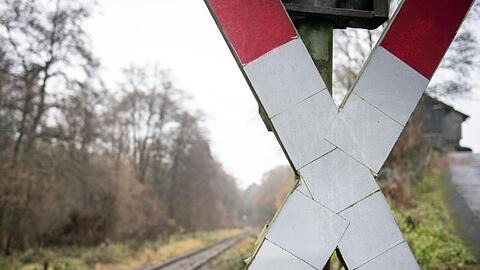 Ein Andreaskreuz steht neben einem Gleis einer einspurigen Bahnverbindung. Foto: Bernd Thissen/dpa