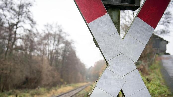 Ort des Geschehens ist ein Bahnübergang ohne Schranke. (Symbolbild)