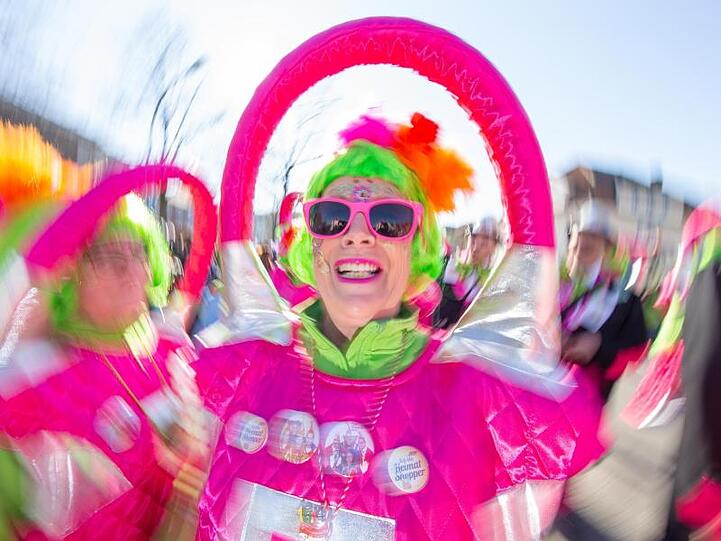 Kostüm mit Fantasie: Karnevalisten beim Karnevalsumzug in Damme bei Osnabrück eine Woche vor Rosenmontag.