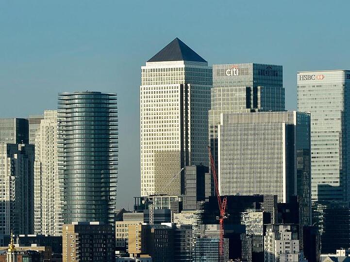 Londons Finanz- und Bankendistrikt "Canary Wharf". Die britische Wirtschaft ist wieder geschrumpft.