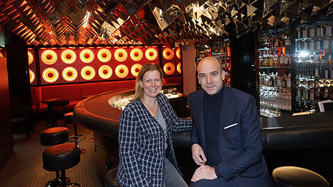 Tantris-Eigentümerin Sabine Eichbauer und Executive Chef Matthias Hahn in der nagelneuen Tantris-Bar.