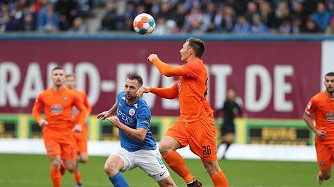 John Verhoek (l) von Hansa Rostock im Kampf um den Ball mit Sören Gonther (r) von Erzegebirge Aue.