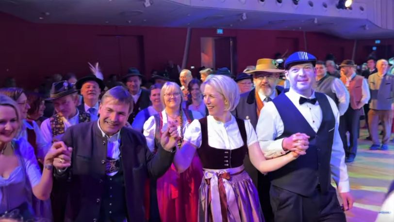 Katrin Habenschaden mit Mann Björn (r.) und Thomas Linsmayer, Geschäftsführer des Deutschen Theaters. Katrin Habenschaden mit Mann Björn (r.) und Thomas Linsmayer, Geschäftsführer des Deutschen Theaters.