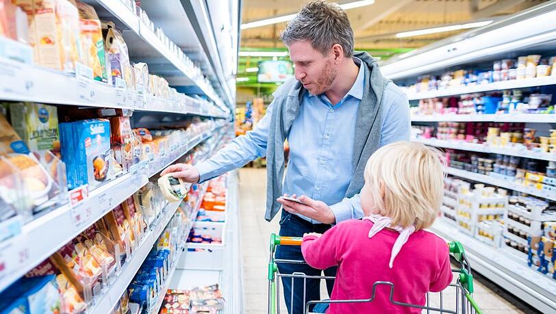 Viele Menschen nutzen die Apps von Supermarktketten. Viele Menschen nutzen die Apps von Supermarktketten.