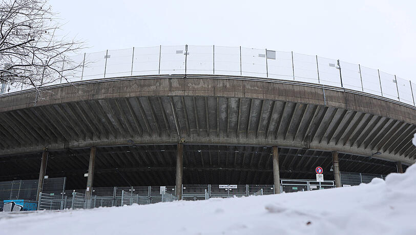 Schnee am Giesinger Berg, doch am Sonntag d&uuml;rfte im Gr&uuml;nwalder Stadion dennoch der Ball rollen.