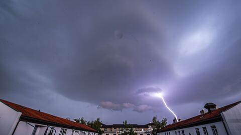 Ein Gewitter &uuml;ber einer Wohnsiedlung. (Symbolbild)