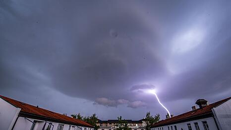 Ein Gewitter &uuml;ber einer Wohnsiedlung. (Symbolbild)