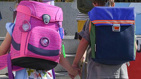 Zwei Erstkl&auml;ssler auf ihrem Schulweg.