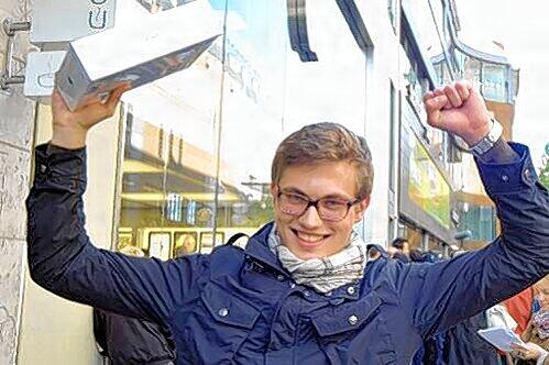 "Was für ein cooler Moment", Maxi Issels (18) freiut sich über sein iPad.-