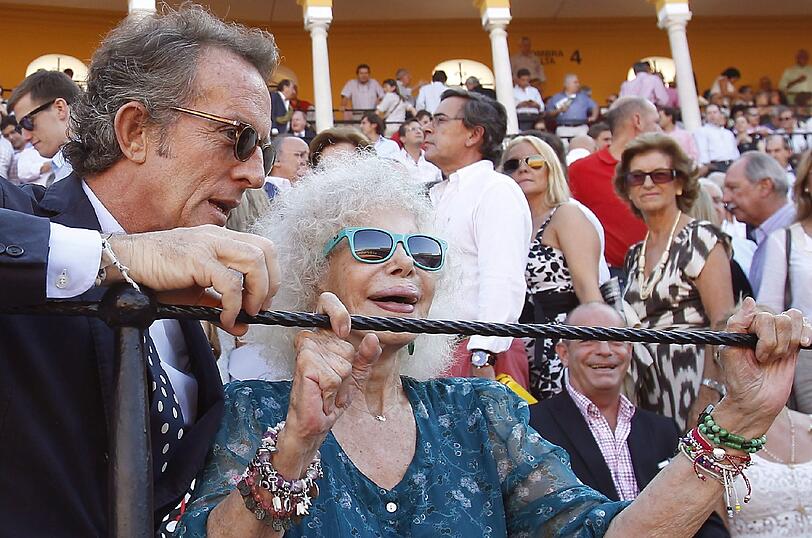 Jung geblieben mit RayBan-Sonnenbrille, bunten Armbändern und ihrem jungen Verlobten an der Seite: die Herzogin bestaunt (wie immer mit offenem Mund) einen Stierkampf in Sevilla.