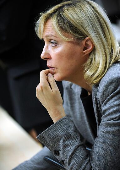 Betroffenheit bei Justizministerin Beate Merk und dem Münchner Generalstaatsanwalt Christoph Strötz auf der Pressekonferenz am Mittwochabend in Dachau: Der Mörder des erschossenen Staatsanwalts war im Gericht nicht auf Waffen kontrolliert worden. So hatte er eine illegale Waffe mit in den Gerichtssaal schmuggeln können.