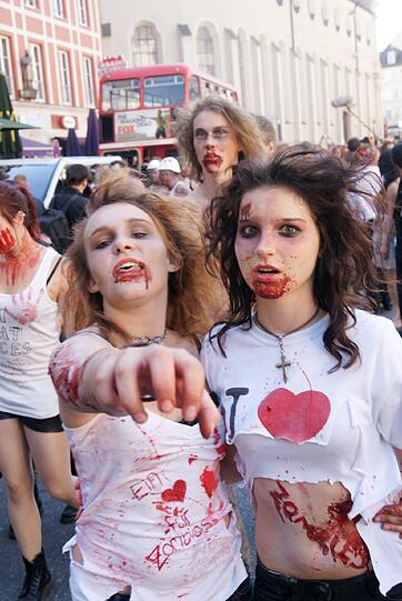 Die neue Staffel von "The Walking Dead" startet demnächst wieder bei FOX. Fans dieser Thriller- Reihe aus aller Welt feiern das auf sehr spekakuläre Art und Weise: Mit einem Zombiewalk. Übel zugerichtet und mit Kunstblut übersät erschrecken gut 700 Fans die Münchner am Karlsplatz Stachus. Die schrägsten Bilder.