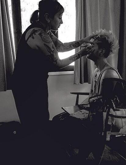 Bill Kaulitz wird geschminkt.