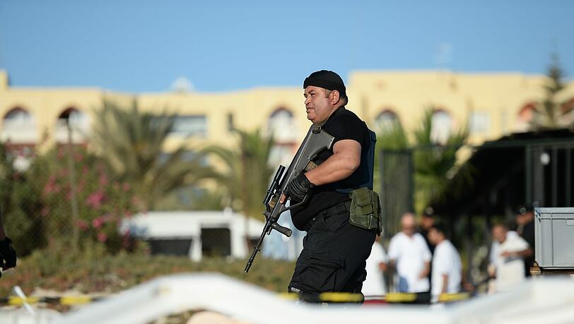Ein Polizist sichert den Strand vor dem Imperial Marhaba Hotel ins Sousse, Tunesien. Ein Polizist sichert den Strand vor dem Imperial Marhaba Hotel ins Sousse, Tunesien.