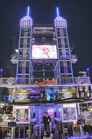 Ebenfall dabei -  The Tower Event Center: Das &bdquo;höchste transportable Hochhaus der Welt&ldquo;, das an die spektakulären Petronas Towers in Kuala Lumpur erinnert, ist mit neuen Attraktionen und Themen-Effekten wieder zu Gast auf dem Oktoberfest.