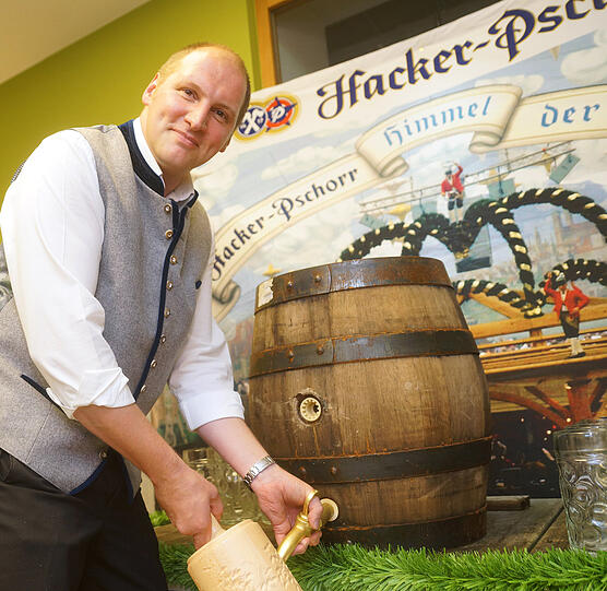 Wiesnbierprobe im Eiswerk, hier Thomas Roiderer beim Anzapfen.