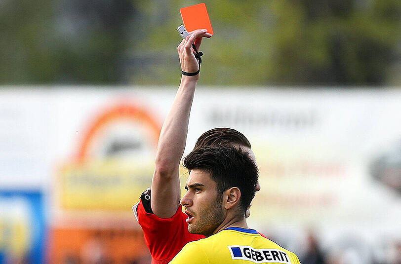 Rot für Daniel Petrovic: Auch in Unterzahl gewann St. Pölten das Punktspiel beim Floridsdorfer AC mit 3:0.