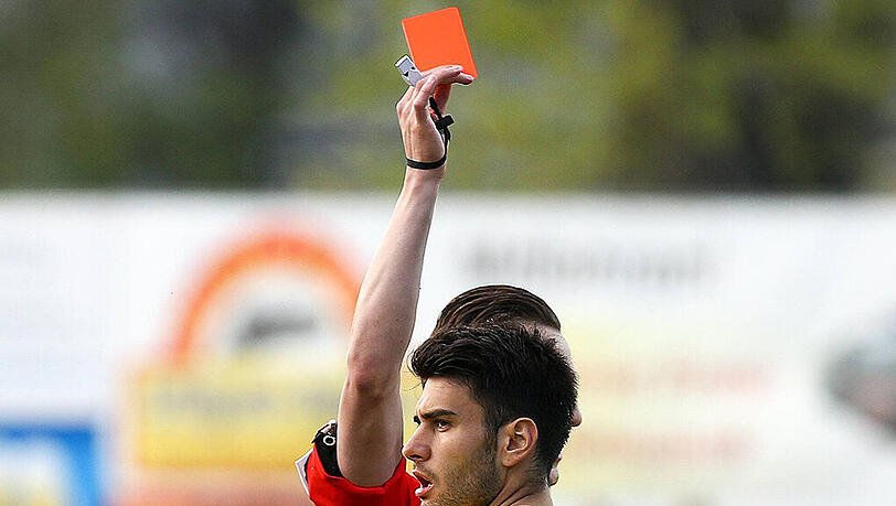 Rot für Daniel Petrovic: Auch in Unterzahl gewann St. Pölten das Punktspiel beim Floridsdorfer AC mit 3:0. Rot für Daniel Petrovic: Auch in Unterzahl gewann St. Pölten das Punktspiel beim Floridsdorfer AC mit 3:0.