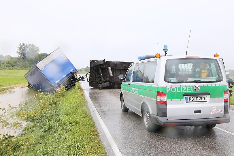 Ein Lkw kommt ins Schleudern und landet im Straßengraben. Die Bilder vom Unfallort.