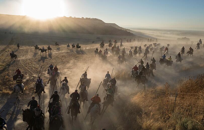 Bei der Fiesta de Cuella in der spanischen Provinz Castilla y Leon treiben Hunderte Reiter in traditionellen Gewändern eine Stierherde von den Weiden in die Stadt. Die Fiesta Cuella ist eines der ältesten Feste Spaniens, das bis auf das Jahr 1499 zurückgeht.