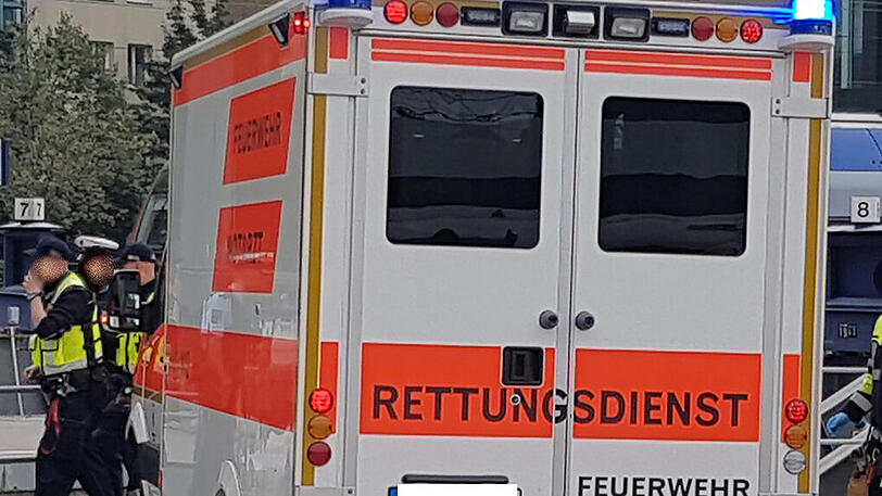 Trotz aller Wiederbelebungsversuche starb der Motorradfahrer noch am Unfallort.