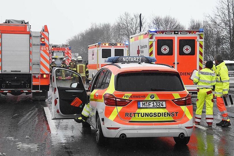 Der Gefahrgut-Unfall sorgte für einen langen Stau auf der A99. Die Bilder.