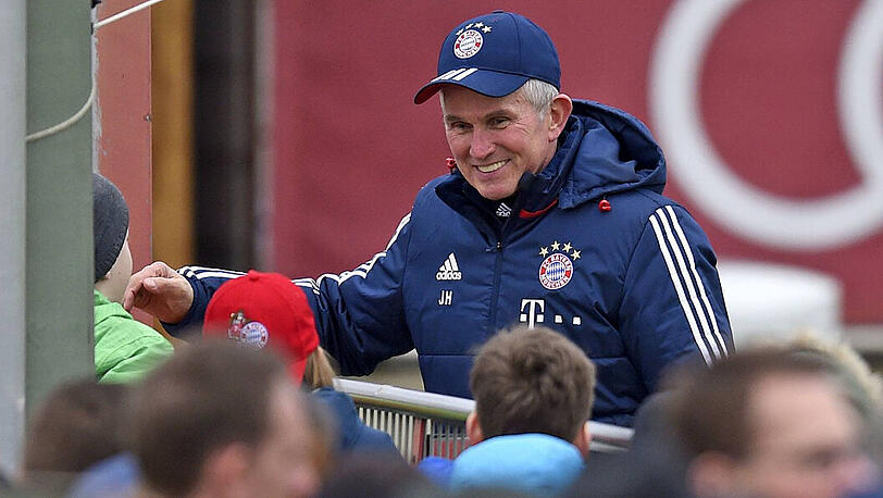Bester Laune und gelassen im Umgang mit den Bayern-Fans: Trainer Jupp Heynckes am Montag im Training an der Säbener Straße.