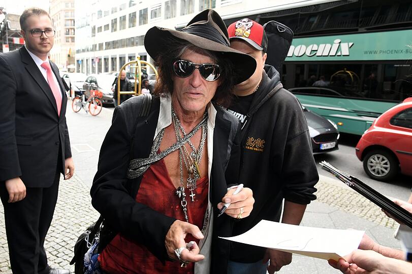 Joe Perry (Aerosmith) kommt am Berliner Hotel an und gibt Autogramme.