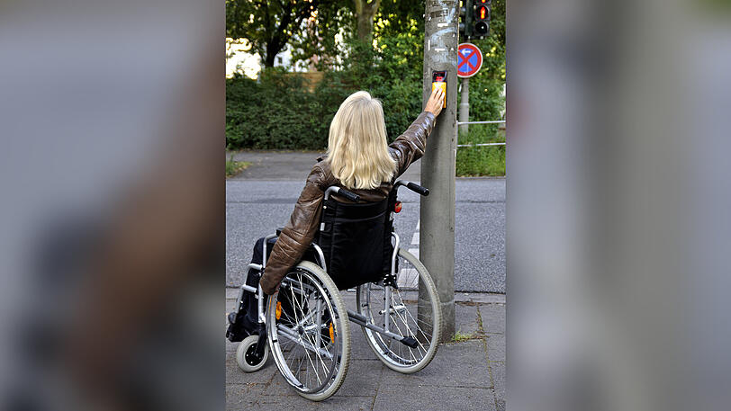 In Trudering wird momentan eine spezielle Ampel für Rollstuhlfahrer getestet.